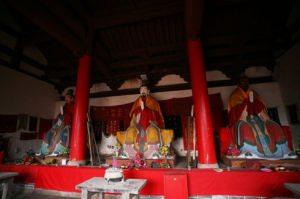 顯澤侯神祠。中為一大王，是戰神；左是二大王，主管風調雨順；右是三大王，主管扶正祛邪~