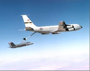 （圖）正為 X-35 原型機執行空中加油的 NKC-135E 加油機