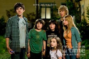 樓上的外星人劇照