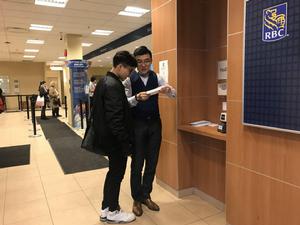 學校輔導員帶領學生辦銀行卡