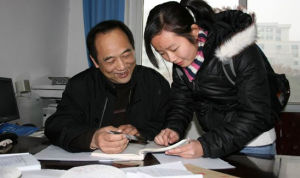 何穗教授正在給數學與套用數學專業07級同學答疑