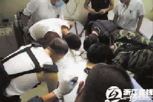 設法從下水管道直接取出嬰兒