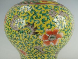 清黃底五彩纏枝蓮將軍罐局部