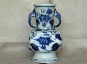 明宣德青花牽牛花紋四方委角瓶 明宣德青花牽牛花紋四方委角瓶