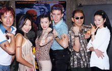 參加《雙重火力》宣傳的韓妮(左起第三個)