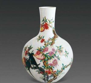 清乾隆金星玻璃浮雕葫蘆紋瓶 清乾隆金星玻璃浮雕葫蘆紋瓶