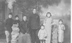 閻寶航及家人合影