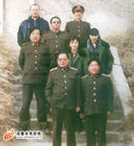 吾布力·托乎提(上排右)、趙思恩(下排左)等在庫車克孜爾千佛洞採風時合影