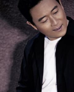 谷峰在CCTV5《風采巴西》(2張) 013年，在第十五屆全國青年歌手電視大獎賽上，他的學生王晰獲得流行組第一名 [16]  ，王晰演唱了谷峰為他改編的《無所謂》和其量身定做原創作品《給愛》 [16]  ，獲評審們讚賞有加 [16]  。4月份，谷峰發行了個人純波薩諾瓦專輯《Gussanova 谷薩諾瓦》；5月份，作為嘉賓參加“中國音樂金鐘獎流行音樂大賽”啟動儀式 [9]  。6月份，參加央視極限時刻，熱氣球飛越瓊州海峽，體驗外景記者 [17]  。同年，出版音樂紀錄片傳奇中國，分另錄製《谷峰和他的朋友們》，分別介紹音樂人李傑，陳彤，葉蓓，朱亦兵，成方圓等；錄製《谷峰和他唯一的學生》介紹王晰；12月份歌手谷峰的《古薩諾瓦（谷峰）》專輯獲第九屆中國金唱片獎最佳錄音獎 [5]  。