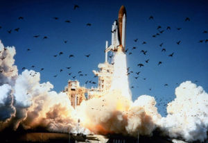 1986年1月28日，美國東部時間11:38，佛羅里達甘迺迪航天中心39B發射台，挑戰者號太空梭騰空而起。