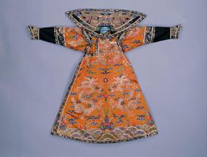 清康熙金黃色金龍妝花緞女朝袍 清康熙金黃色金龍妝花緞女朝袍