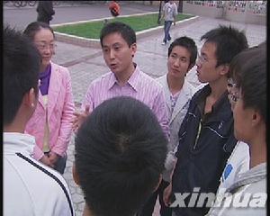 （圖）“村官 ”向大學生介紹經驗