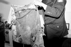 李雲所穿的制服滿是血跡