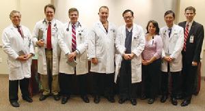 豐建偉(右四)醫生和他的工作團隊