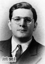 年輕時的胡利奧·塞薩爾·圖爾瓦伊·阿亞拉