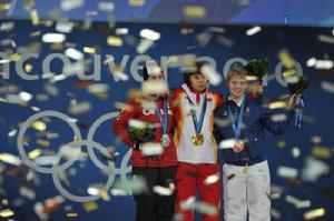 著名運動員王濛在速滑比賽時的英姿。