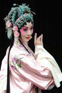 崔鶯鶯,朱瓔媛飾。