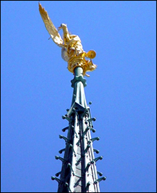 城堡塔頂的大天使雕像
