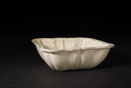 定窯白釉刻乾隆御製詩天祿流雲紋方洗