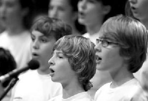 也給人們造成了一哄而上,難辨合唱團藝術水準的困擾。作為國際合唱聯盟副主席,唐少偉曾與包括維也納童聲合唱團在內的多個世界知名合唱團合作,對於世界童聲合唱目前的發展,他表示大多老牌名團已開始走下坡路:“優質生源的稀缺是造成合唱團質量下降的主要原因。由於歐洲已開發國家的出生人口持續下降,每年報名合唱團的適齡兒童人數也都在萎縮。另一方面,以往’合唱班‘都是歐洲中國小校的必修課,且教學管理嚴格,如今學校和家長更會尊重孩子自己的選擇,以前的一套教學體制很難發揮作用。排練的時候玩遊戲機、吃零食、開小差……這些在以前都是要受到指揮嚴厲懲罰的。”