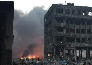 13日凌晨，爆炸現場仍在燃燒。