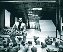 管藝置身於他收藏的作品《廣東快車》之中