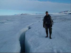 北半球最大冰架沃德·亨特冰架上的裂縫