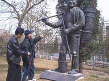 北京龍潭公園時傳祥雕像
