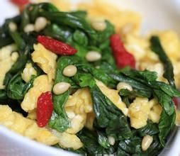 松仁雞蛋炒茼蒿 松仁雞蛋炒茼蒿