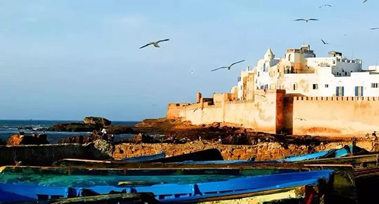 “一半海水,一半沙漠”,路過全世界最“色”的國度