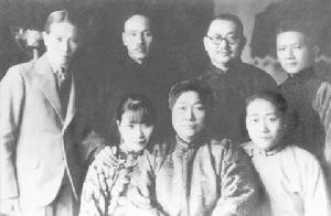 （圖）三大家族同宋母合影。前排左起：宋美齡、倪桂珍、宋靄齡；後排左起：宋子良、蔣介石、孔祥熙、宋子安。