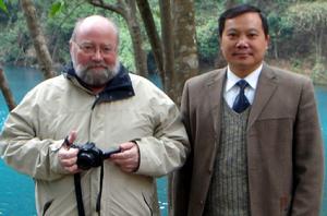 莫雄亮和法國朋友在小七孔臥龍潭前