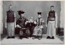 陶克陶胡（左二）與家人