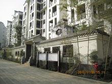 近觀小區樓前景色。