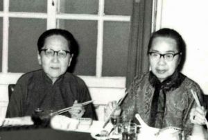 晚年的壽夫人(張作霖的吳夫人)與馬岳清(六夫人)(右)