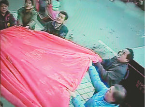 撐棉被接住跳樓女的“舉被哥”們