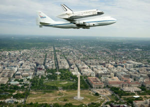 當地時間4月17日，“發現者”號太空梭“搭乘”客機飛臨華盛頓。