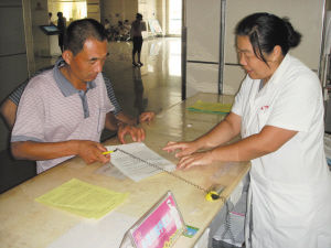 一市民正與院方簽協定。