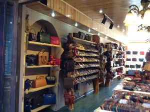 吳子牛皮具店內景