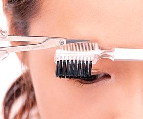 （圖）眉梳化妝中