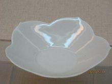 唐代官字款五尖瓣白瓷盤