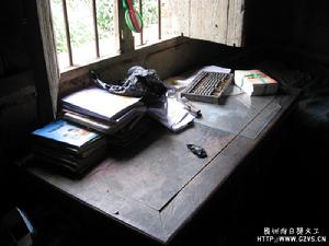 竹子托村國小教師辦公區一角