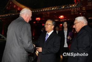 2009年10月11日，國務委員戴秉國在北京釣魚台國賓館會見出席“中美‘二軌’高層對話首次會議”的美方代表團共同主席基辛格（右）、舒爾茨（左）等客人。