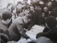 劉繼卣在指導學生作畫