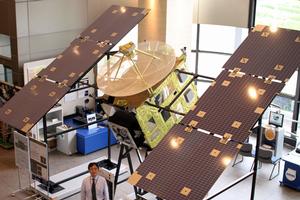 圖為日本“隼鳥”號探測器一比一比例模型。