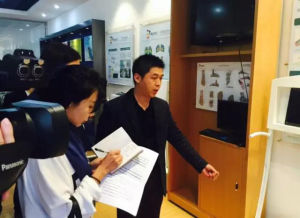 開心米奇總經理祁康豐向記者介紹專業兒童足部健康檢測儀