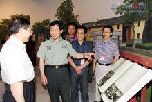 吳昌德（左二，資料圖）