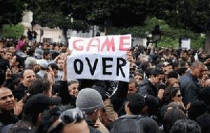 突尼西亞騷亂示威者在遊行隊伍中打出的標語。