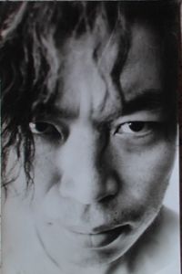 森達達，生於1964年1月，當代著名藝術家，中國第三次新文化運動倡導者。其作品基於社會對抗，是具顛覆性的。如《十八刀——獻給“老佛爺”的生日禮物》、《國灰盒》、《行為攝影1999》、《尿漢石》等。