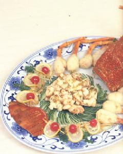 菜 名： 鴛鴦龍蝦 主 料： 龍蝦1隻（約1500克）。 配 料： 配料：芹菜15克，紅尖椒15克。調料：魚露、料酒、味素、澱粉、蛋清、花生油、高湯。 做 法： 1、將龍蝦頭尾取出，蒸熟待用，龍蝦一半肉切成塊，加鹽、料酒醃製，另一半剁成茸加鹽、料酒、味素、澱粉、蛋清，攪拌上勁，製成龍蝦膠，釀在龍蝦爪上，然後裹上生粉。芹菜及紅椒切末兒。2、取小碗一隻，加入魚露、料酒、味素、澱粉、高湯對碗芡。3、炒鍋置於火上，加入花生油，待油溫升至5成熱下入龍蝦肉滑透，撈出，瀝油。鍋中留少許底油，下入芹菜、紅椒末兒及龍蝦肉，烹入碗芡，翻炒均勻，盛入盤子的中央。炒鍋重新上火，加入花生油，待油溫開至七成熱時，下入釀上龍蝦膠的爪，炸至外酥里嫩，即可撈出，整齊地擺在已制好的龍蝦肉的周圍即可。配甜醬油上桌。 特 點： 美觀悅目，蝦肉鮮嫩，回味無窮。